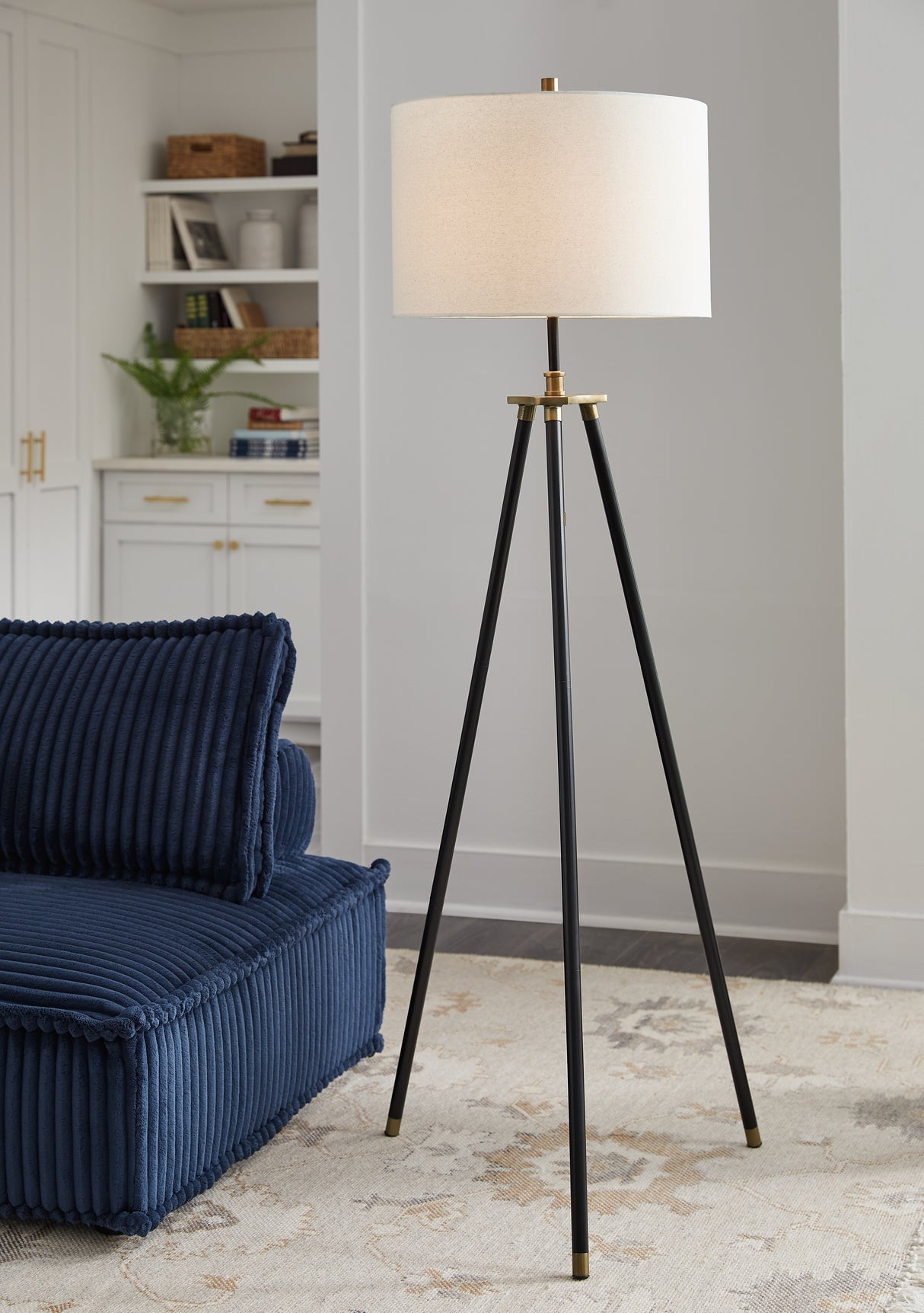 Furniture City Biloxi - Ashley Furniture - Cashner Lighting - Metal Floor Lamp (1/CN) / Black/Gold Finish - L206101