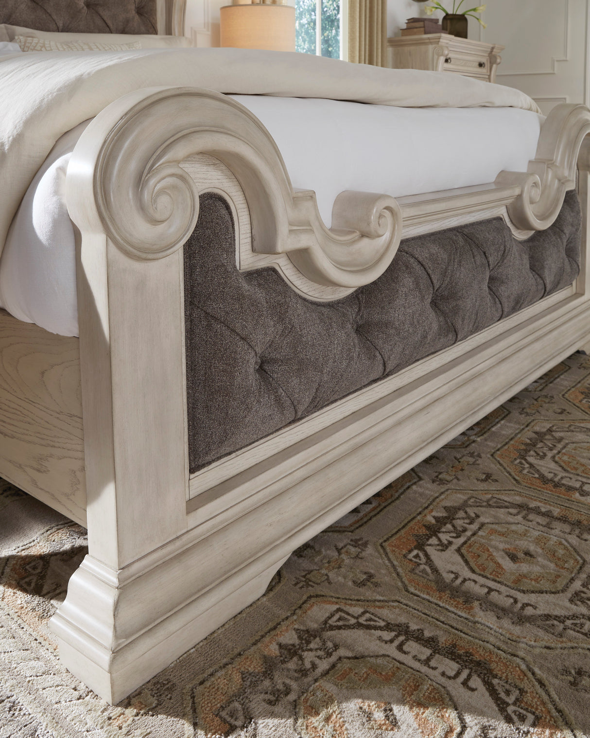 B948 - 5pc Bedroom Set - Queen, King 4